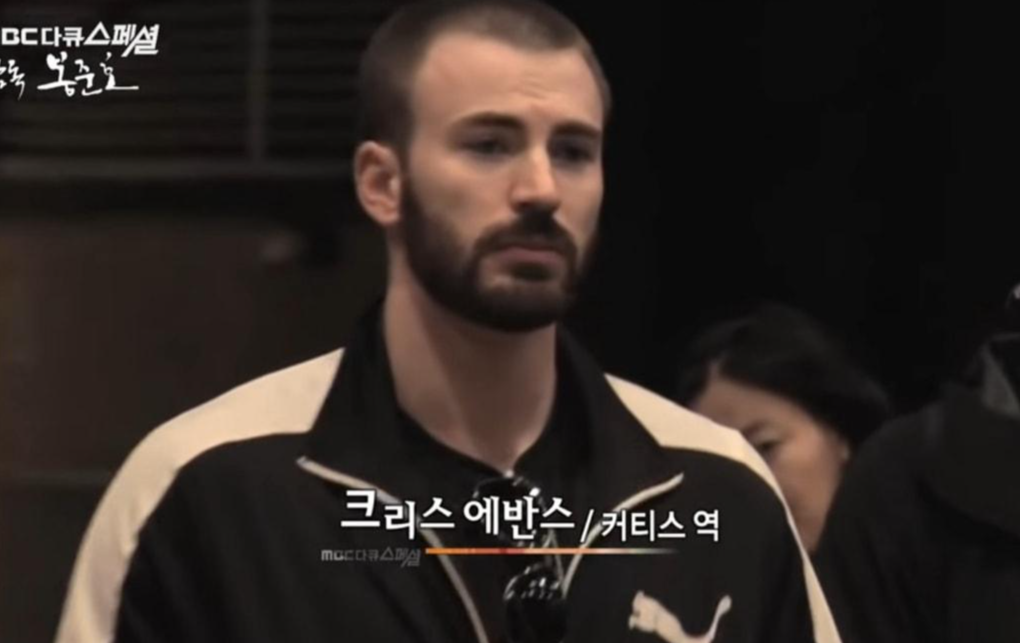 Ảnh dù mờ nhưng sự ngây ngô của Chris tràn ra cả màn hình. Ảnh dù mờ nhưng sự ngây ngô của Chris tràn ra cả màn hình.