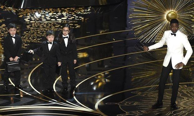 Tiết mục bị chỉ trích phân biệt chủng tộc của Chris Rock. - Nguồn: Internet.