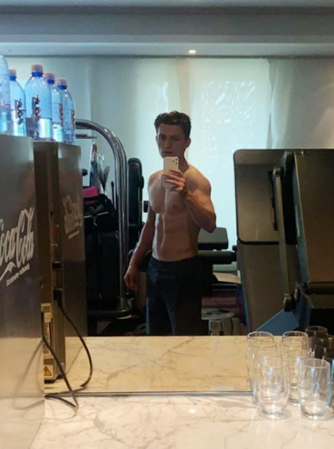 Đến khoe luôn 6 múi không thiếu múi nào cực kỳ ấn tượng. - Nguồn: Internet.