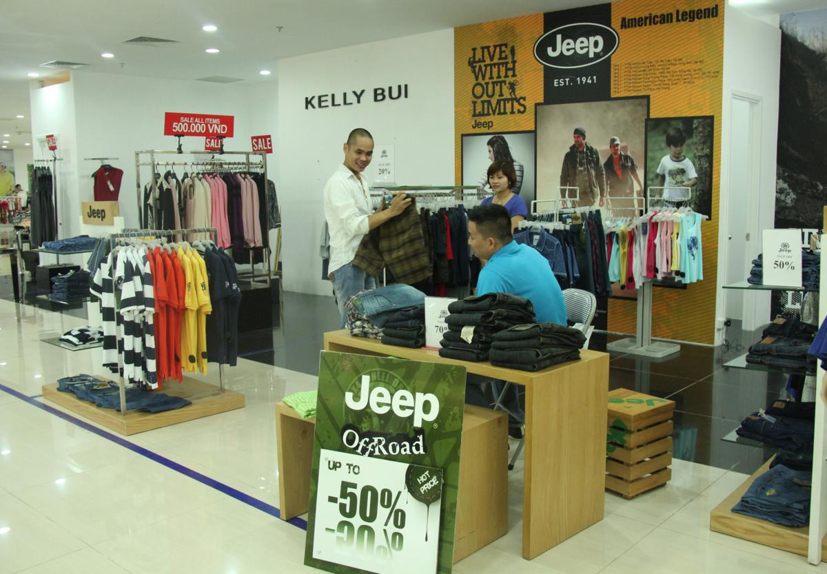 Háo hức sắm hàng hiệu giá rẻ