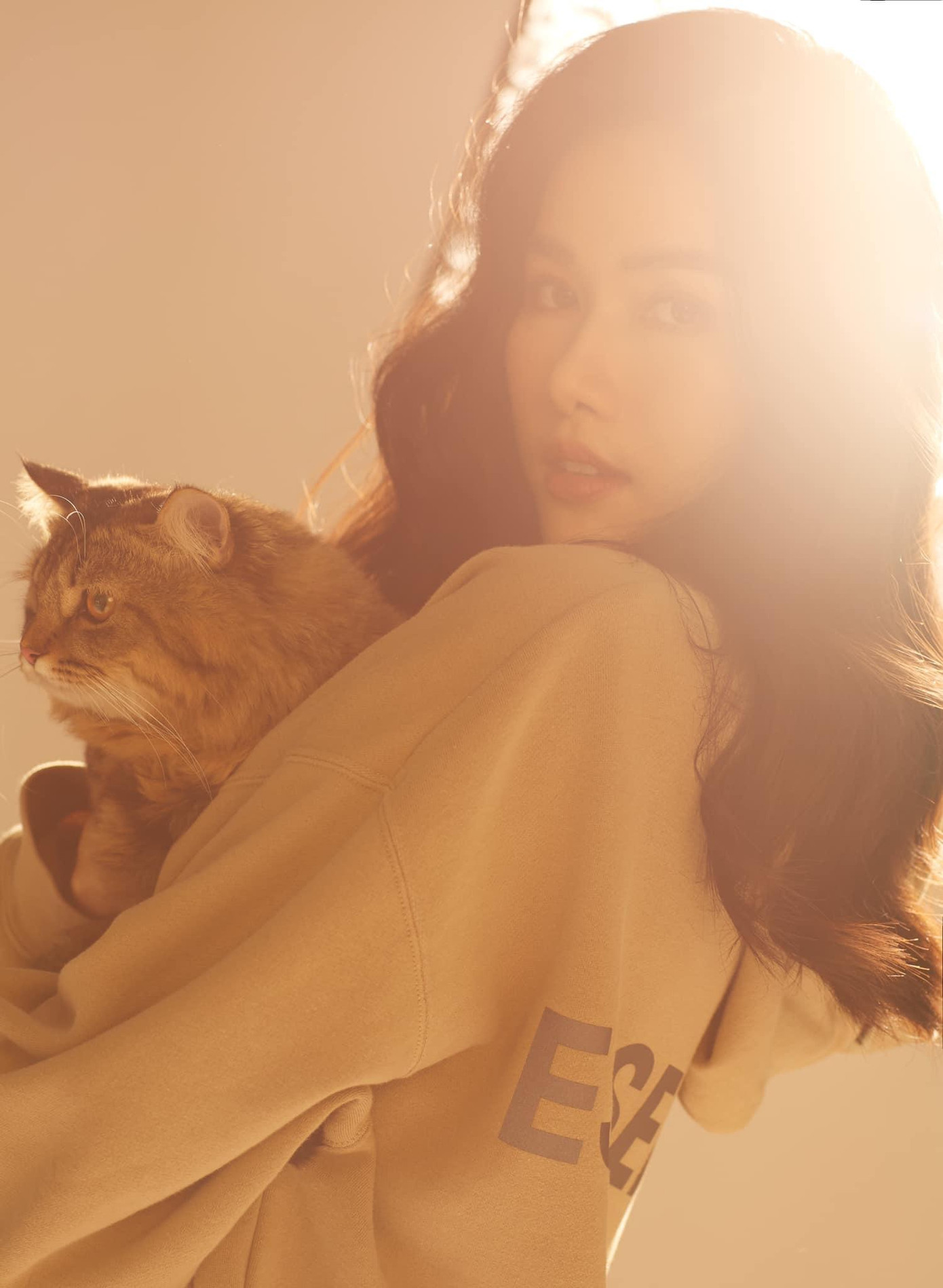 Dưới ánh nắng chiều, nàng Á hậu Việt Nam 2020 xinh đẹp dịu dàng tựa nàng thơ bên chú mèo cưng. Dưới ánh nắng chiều, nàng Á hậu Việt Nam 2020 xinh đẹp dịu dàng tựa nàng thơ bên chú mèo cưng.