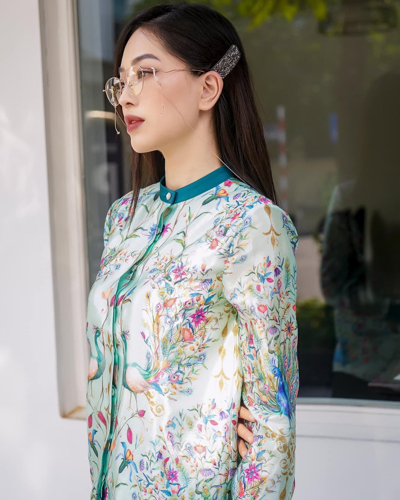 Á hậu Phương Nga nền nã, duyên dáng với áo hoạ tiết hoa lạ mắt.