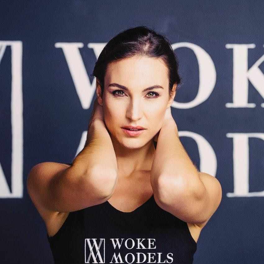 Annerie Maré được miêu tả là một phụ nữ mạnh mẽ, cô từng mắc COVID-19 nhưng đã chiến thắng căn bệnh này.