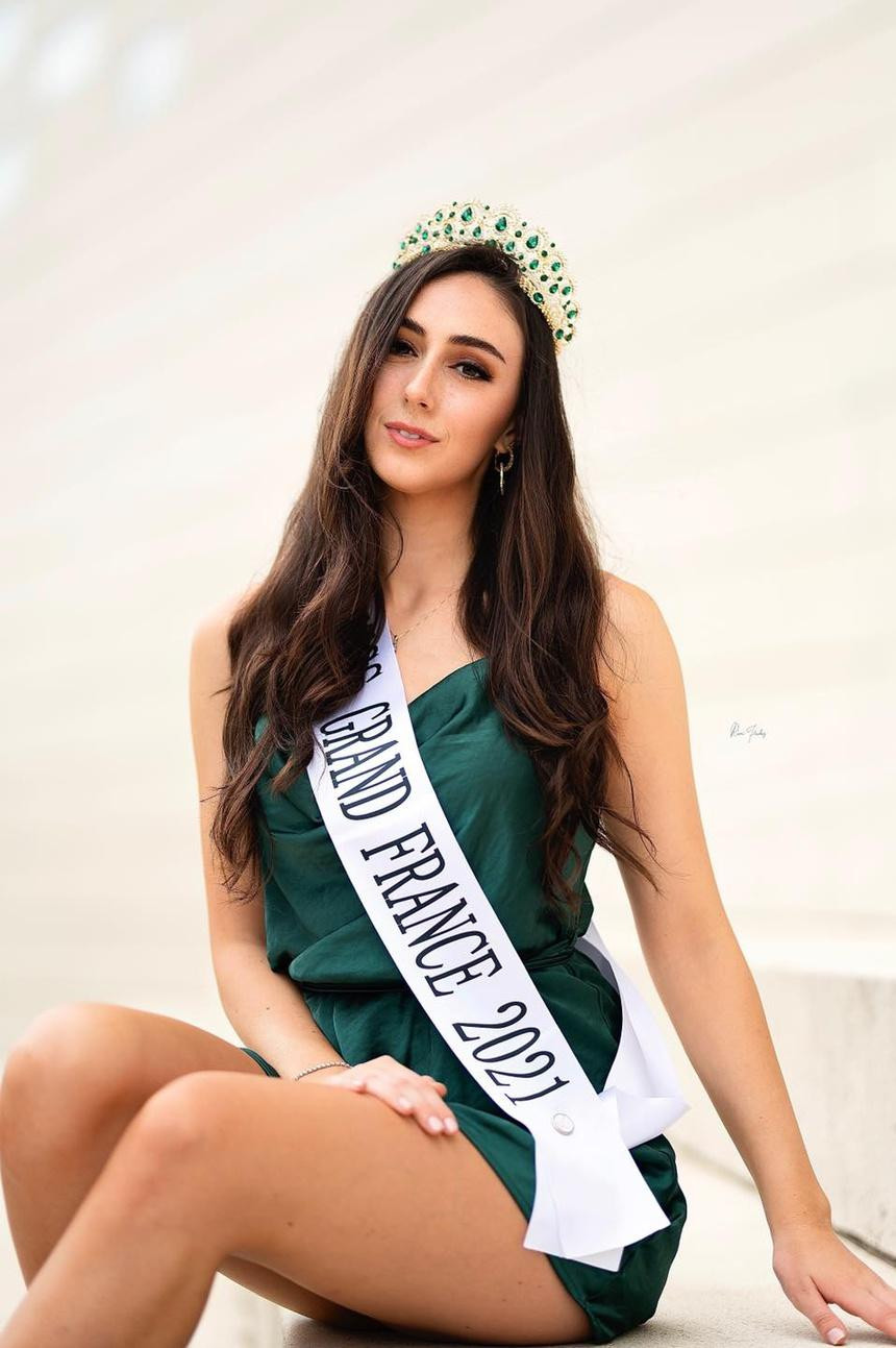 Mới đây, BTC Miss Grand France đã tổ chức một buổi lễ đăng quang để bổ nhiệm người đẹp Élodie Sirulnick trở thành tân Hoa hậu Hoà bình Pháp 2021. Mới đây, BTC Miss Grand France đã tổ chức một buổi lễ đăng quang để bổ nhiệm người đẹp Élodie Sirulnick trở thành tân Hoa hậu Hoà bình Pháp 2021.