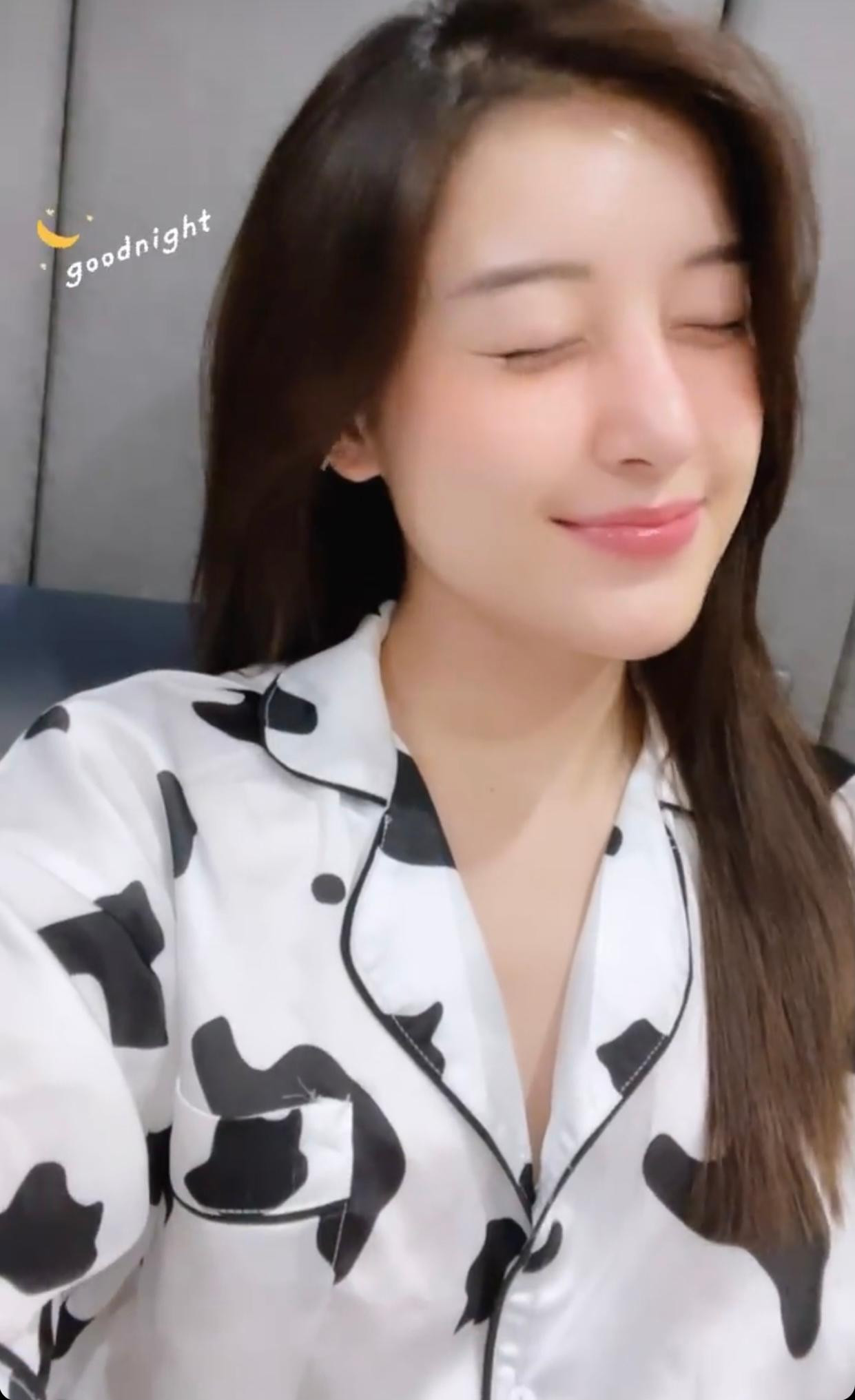 Á hậu Huyền My khoe vẻ đáng yêu, dễ thương khi ở nhà thực hiện cách ly. Á hậu Huyền My khoe vẻ đáng yêu, dễ thương khi ở nhà thực hiện cách ly.