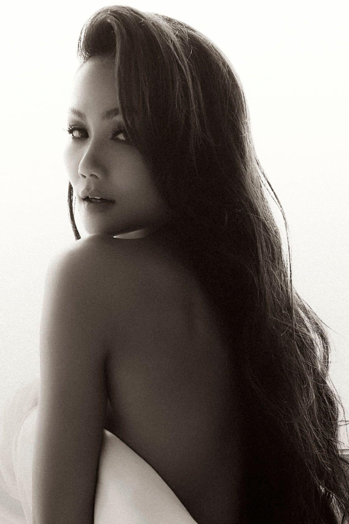 Hoa hậu Hoàn vũ Việt Nam 2017 tự tin bán nude khoe lưng trần quyến rũ.