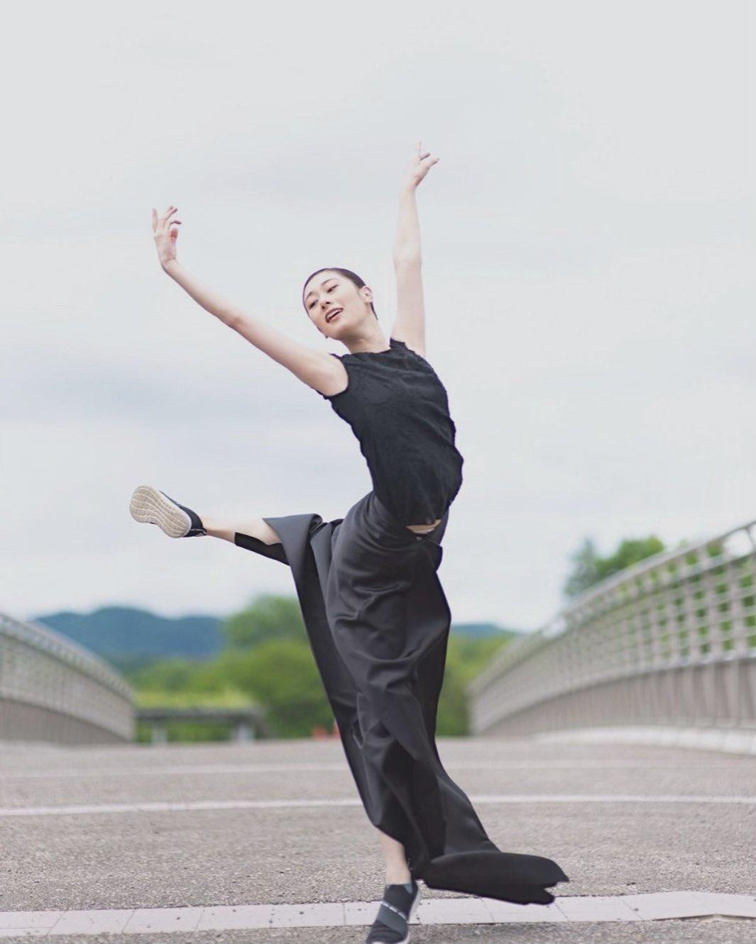 Sau khi tốt nghiệp trung học, Konatsu Yoshida đi học tại Học viện múa quốc tế ở Berlin, Đức và sau đó trở thành một vũ công chuyên nghiệp tại đây.