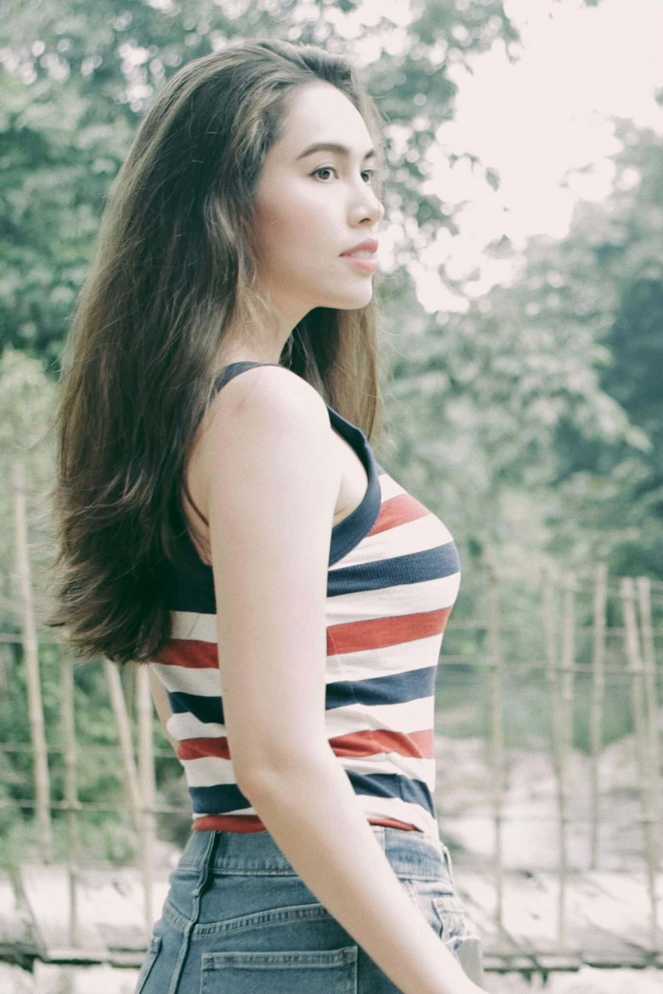 Á hậu Hoàng My diện trang phục giản dị nhưng vẫn xinh đẹp, cuốn hút.