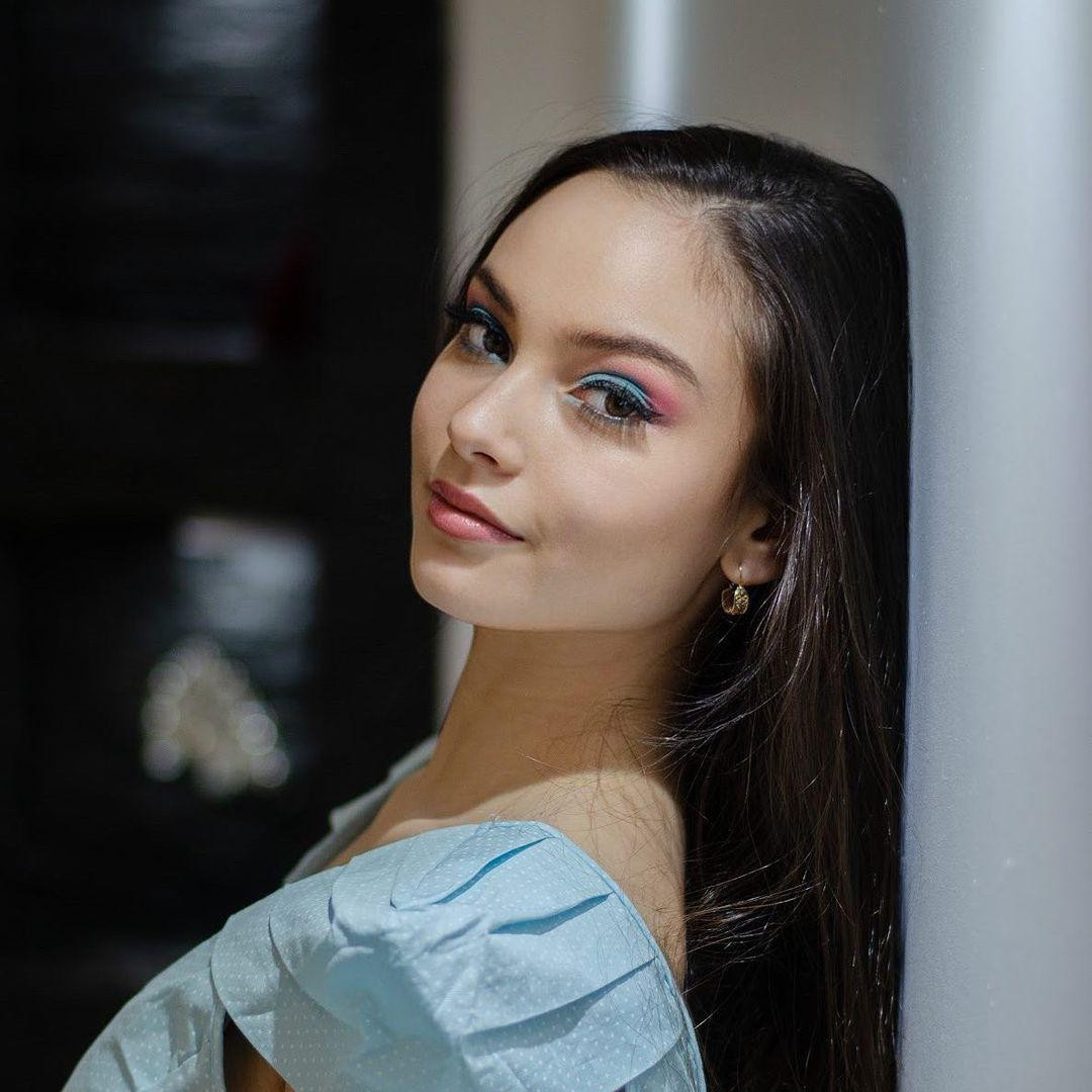 Người đẹp năm nay 21 tuổi, sở hữu gương mặt xinh đẹp và chiều cao ấn tượng 1m75.