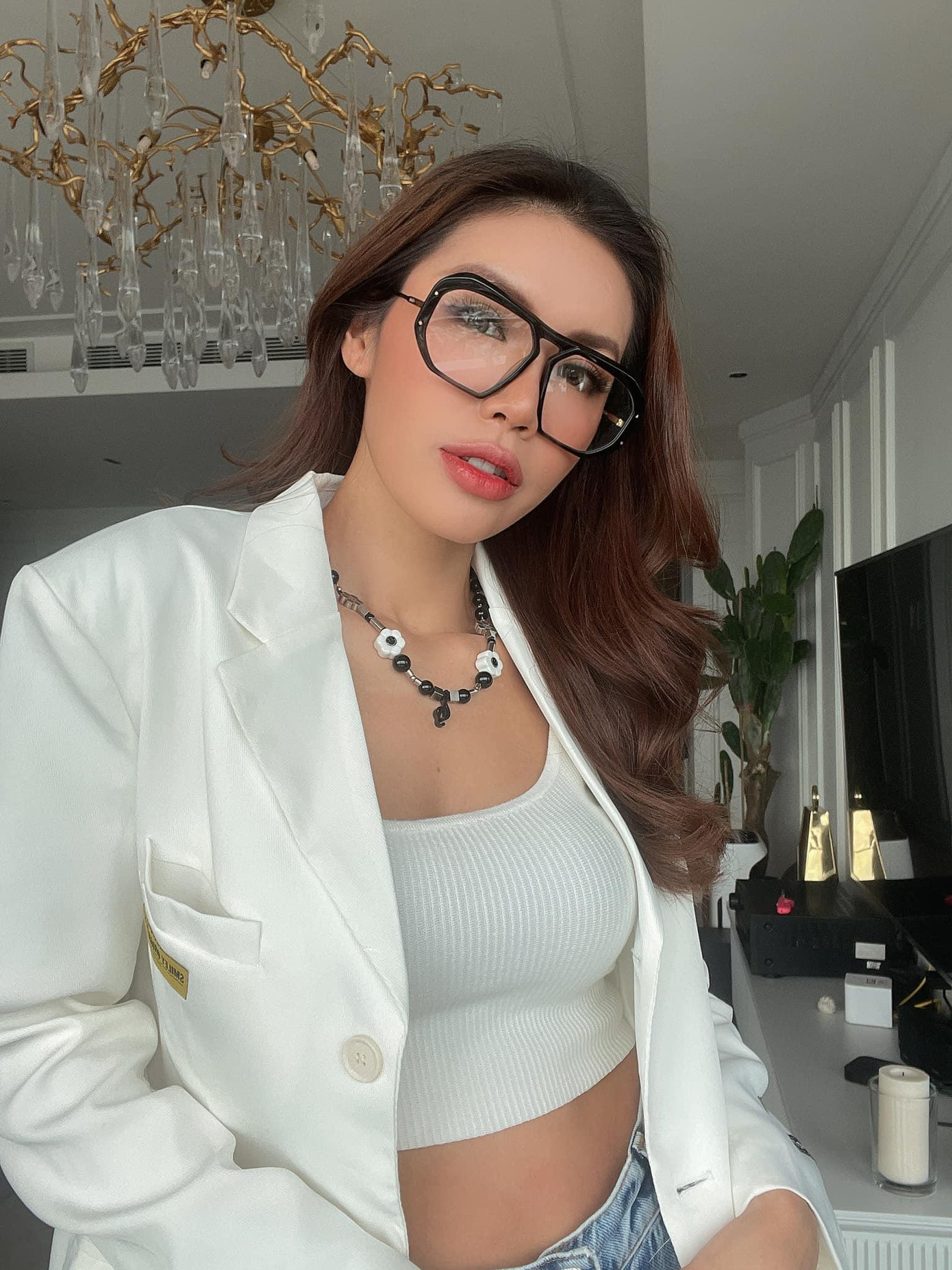 Chiếc áo crop-top giúp Hoa hậu Siêu quốc gia Việt Nam 2018 khoe trọn vòng eo săn chắc, nóng bỏng.