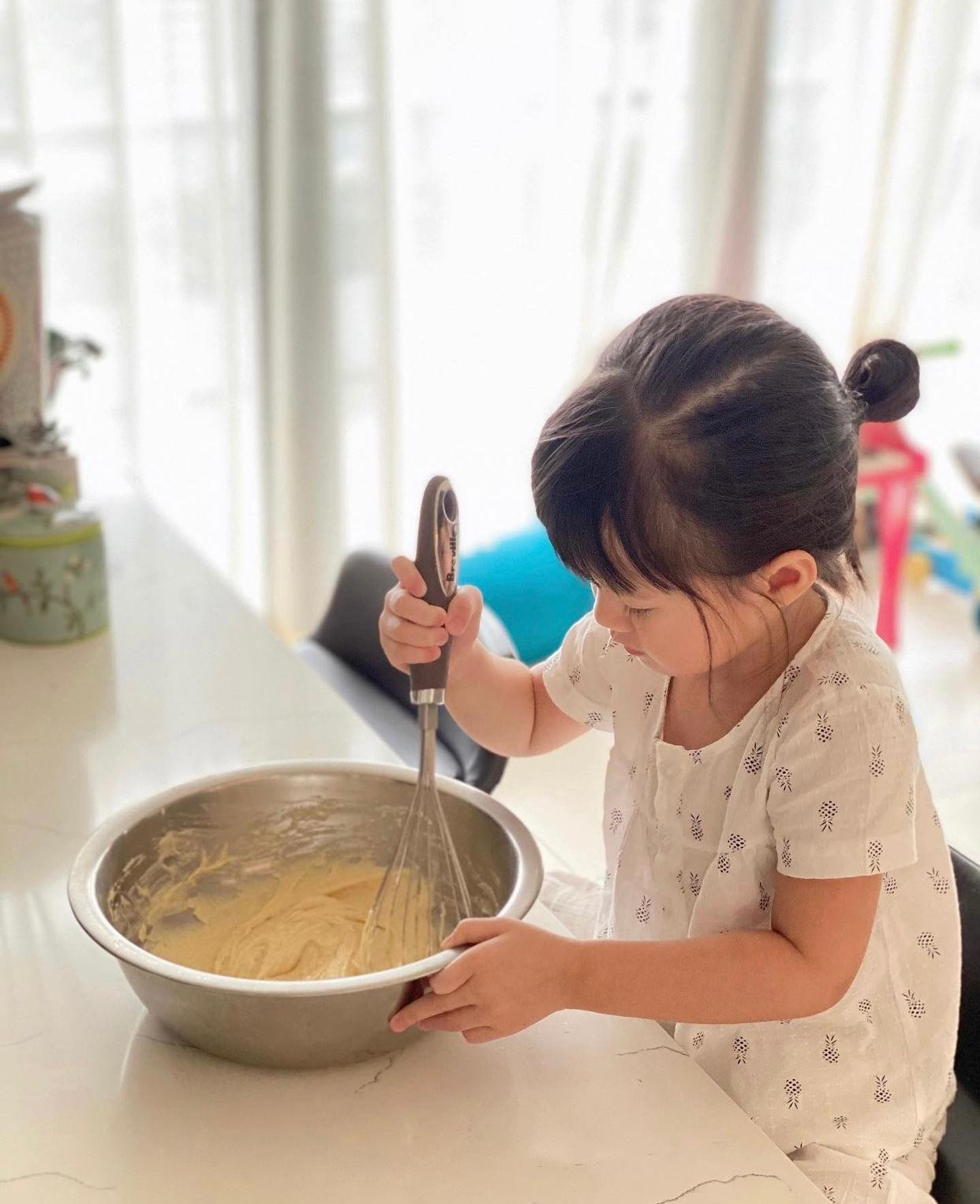 Hoa hậu Đặng Thu Thảo cũng đăng tải ảnh con gái đang làm bánh trong những ngày giãn cách. Hoa hậu Đặng Thu Thảo cũng đăng tải ảnh con gái đang làm bánh trong những ngày giãn cách.