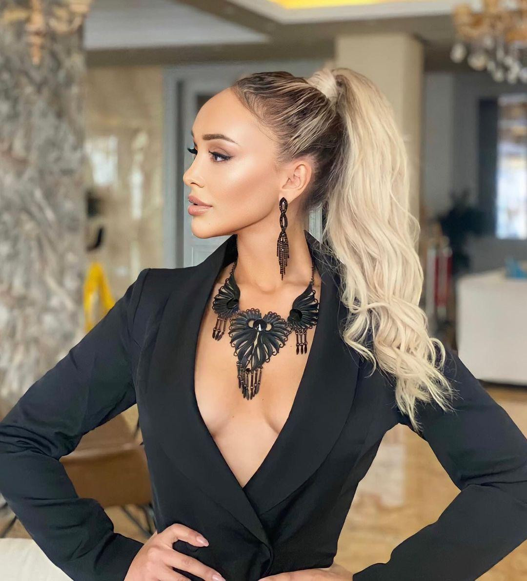 Ornella Karruku năm nay 23 tuổi. Cô sinh ra và lớn lên tại Đức nhưng đến năm 2019 thì quay về Albania.