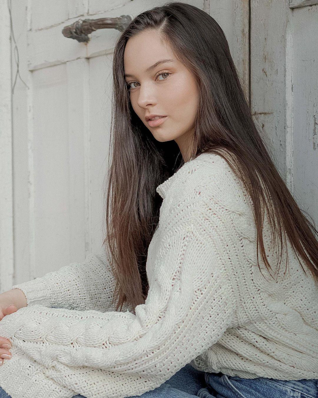 Chia sẻ về niềm vinh dự mới của mình, cô nói: &quot;Chúng tôi phải luyện tập catwalk và thuyết trình trước đám đông, và cả điều hành một dự án xã hội. Mỗi cuộc thi đều có mục đích của nó, cuộc thi của tôi có một phương châm quốc tế là: ‘Vẻ đẹp vì mục đích cao cả&quot;.