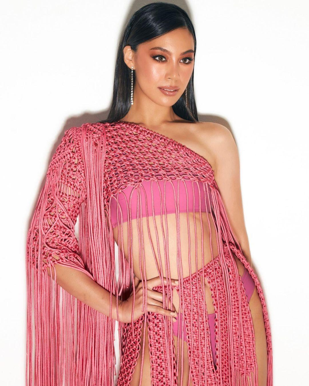 Không chỉ sở hữu ngoại hình nóng bỏng, người đẹp còn có phong thái giao tiếp tốt nhờ vào kỹ năng làm tiếp viên hàng không.