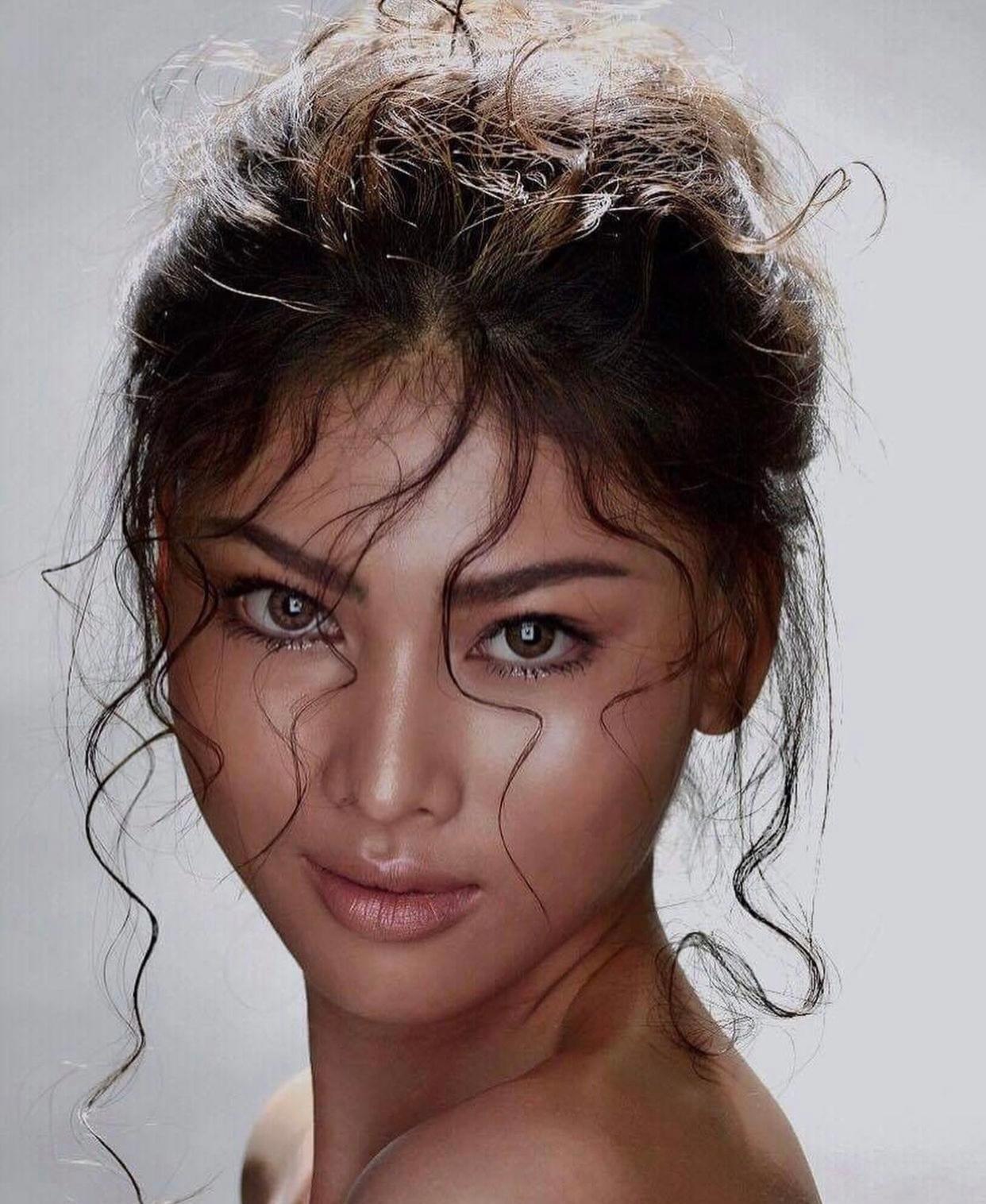 Á hậu Ngọc Thảo khoe ảnh chụp cách đây 3 năm. Người đẹp cuốn hút đầy bí ẩn với cách make-up và làm tóc khác lạ.