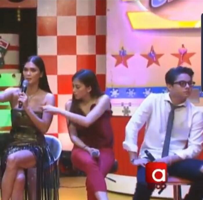 Pia Wurtzbach bất ngờ bị đụng chạm vào vòng 1 ngay trên sóng truyền hình. Pia Wurtzbach bất ngờ bị đụng chạm vào vòng 1 ngay trên sóng truyền hình.