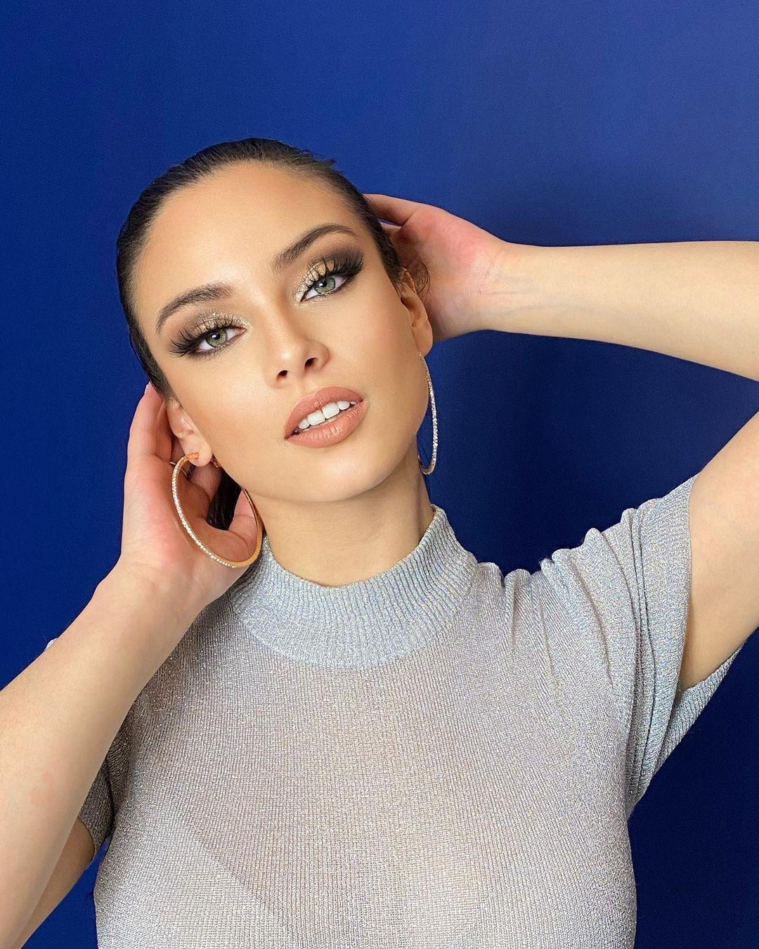 “Sau một ngày cuối tuần đẹp trời, các ứng cử viên của chúng tôi đã cống hiến hết mình! Chúng tôi rất tự hào được giới thiệu Hoa hậu Thế giới Chile 2021 – Carol Drpic&quot; - BTC Miss Chile giới thiệu về tân Hoa hậu.