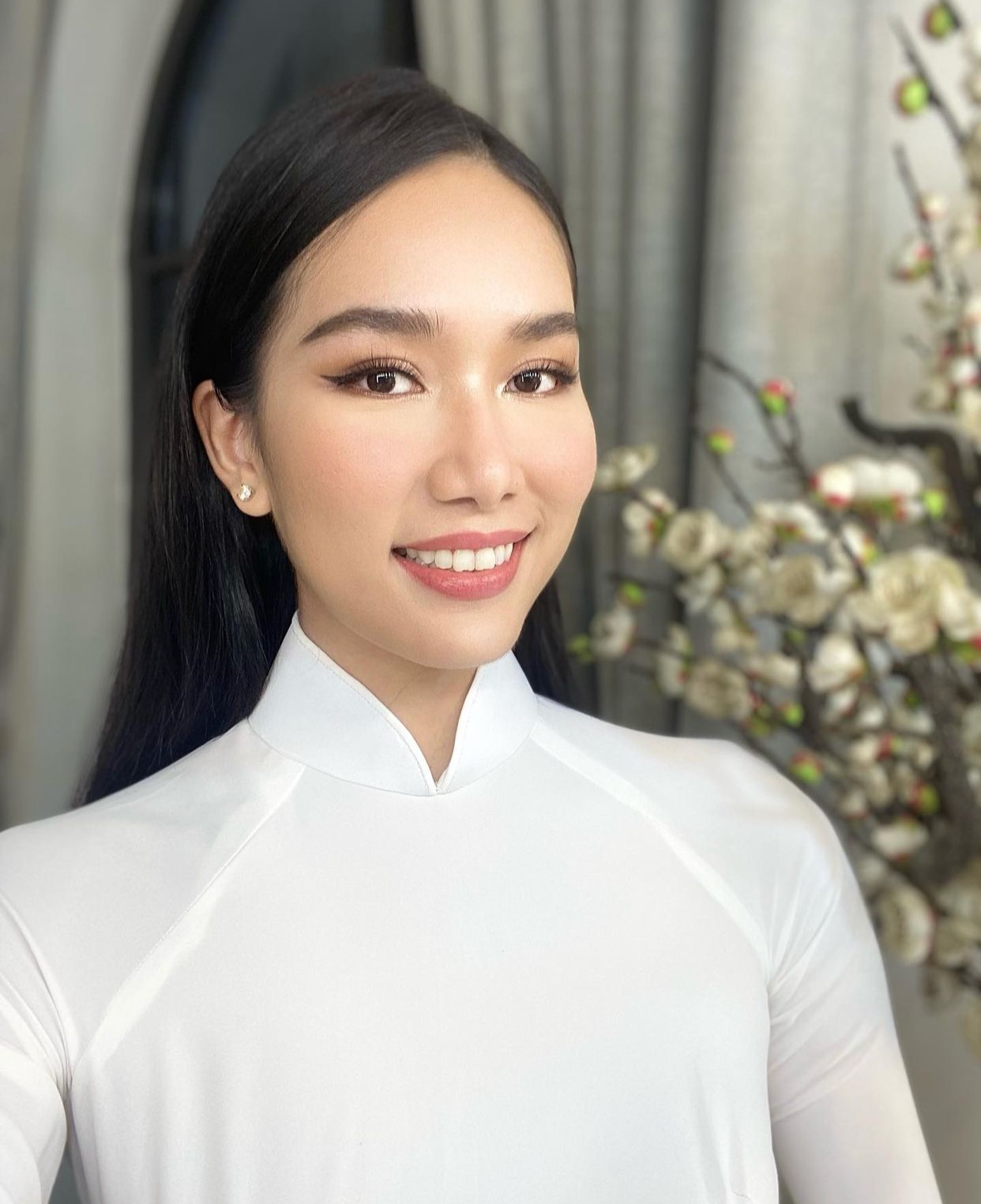 Á hậu Phương Anh thử lay-out make-up mới với áo dài trắng dịu dàng. Á hậu Phương Anh thử lay-out make-up mới với áo dài trắng dịu dàng.