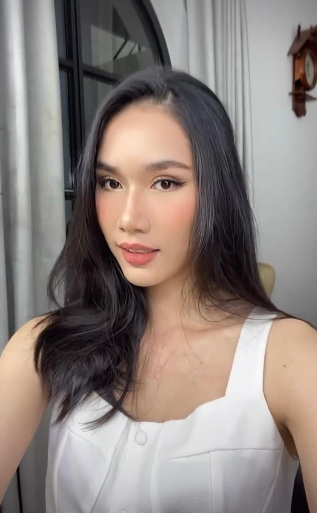 Á hậu Phương Anh khoe vẻ xinh đẹp, quyến rũ với trang phục cúp ngực duyên dáng.