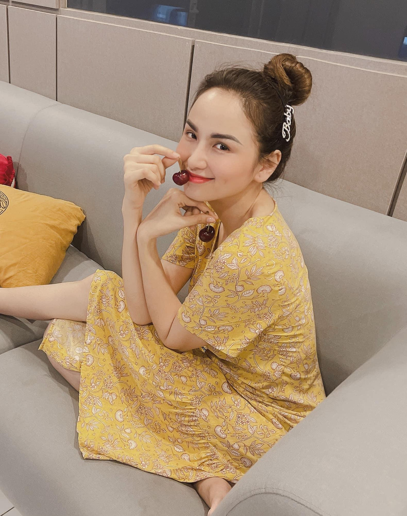 Hoa hậu Diễm Hương diện trang phục ngọt ngào và nữ tính khi ở nhà chống dịch.