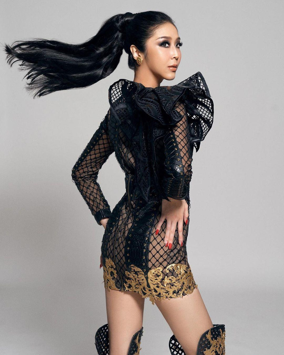 Mỹ nhân Indonesia năm nay 22 tuổi, gây ấn tượng với kỹ năng thuyết trình tiếng Anh lưu loát, được dự đoán sẽ 'làm nên chuyện' tại Hoa hậu Quốc tế 2021.