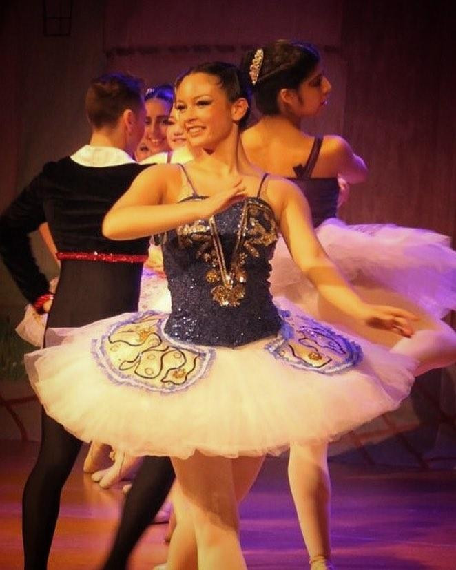 Cô còn theo đuổi bộ môn múa ba lê từ khi mới 5 tuổi và hiện giờ đã là một vũ công bale chuyên nghiệp.