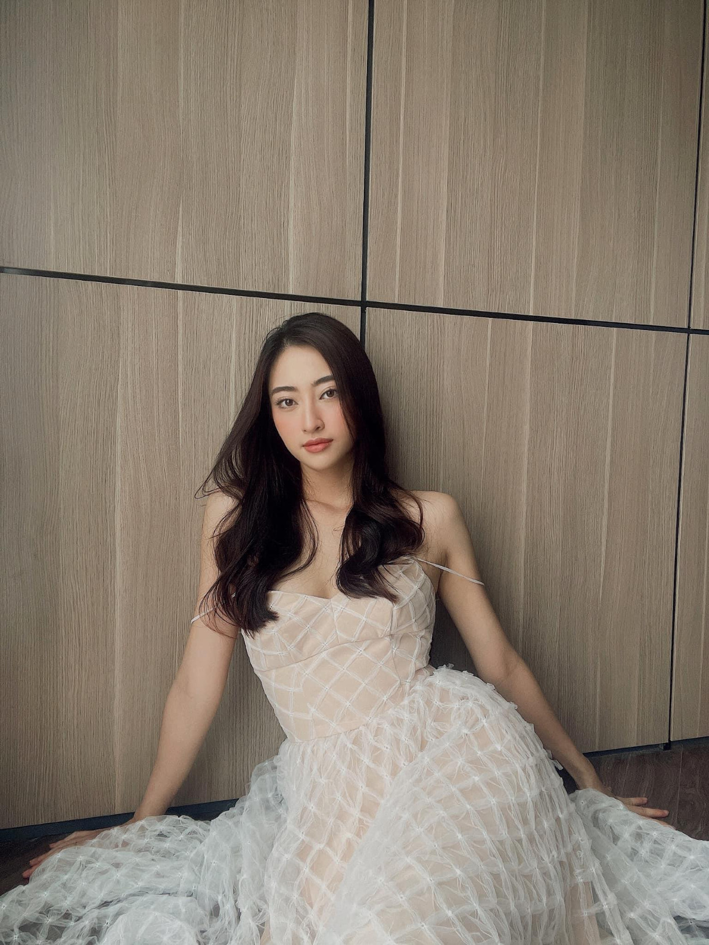 Hoa hậu Lương Thuỳ Linh diện bộ váy ren trắng bồng bềnh như nàng công chúa yêu kiều khi ở nhà tránh dịch.