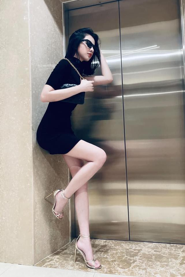 Ở nhà tránh dịch, người đẹp Cẩm Đan 'lên đồ' tạo dáng chớp nhoáng bên thang máy.