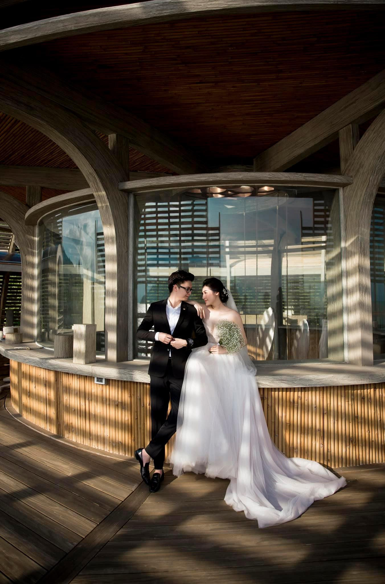 Á hậu Tú Anh đăng ảnh ngọt ngào bên ông xã để kỷ niệm 3 năm ngày cưới.