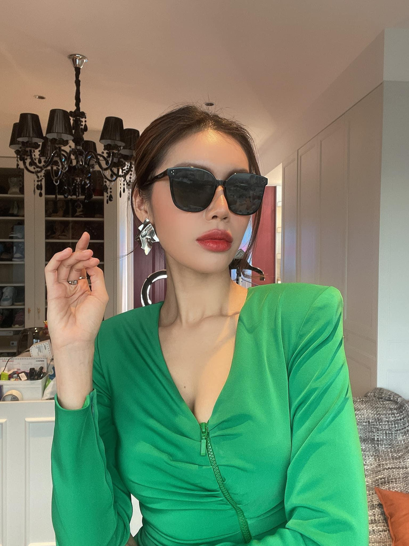 Người đẹp tự tạo niềm vui cho mình trong những ngày giãn cách bằng cách chụp ảnh mỗi ngày về đăng lên mạng xã hội để tương tác cùng fans. Người đẹp tự tạo niềm vui cho mình trong những ngày giãn cách bằng cách chụp ảnh mỗi ngày về đăng lên mạng xã hội để tương tác cùng fans.