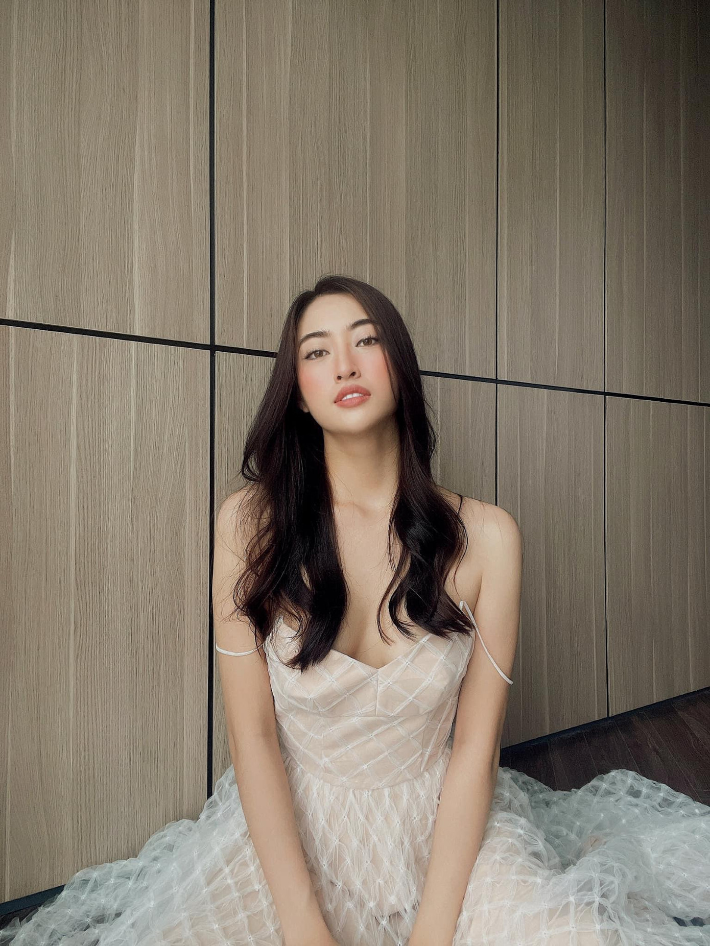 Bộ váy trễ nải giúp Miss World Vietnam 2019 khoe trọn bờ vai trần vô cùng nuột nà và quyến rũ.