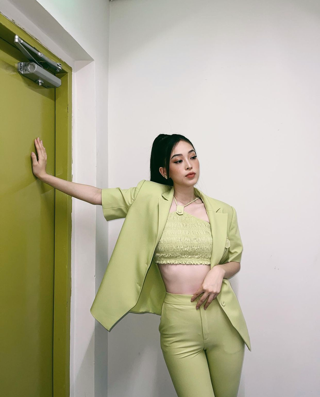 Á hậu Phương Nga diện cả 'cây' màu xanh cốm lạ mắt, khoe làn da trắng ngần không tì vết.