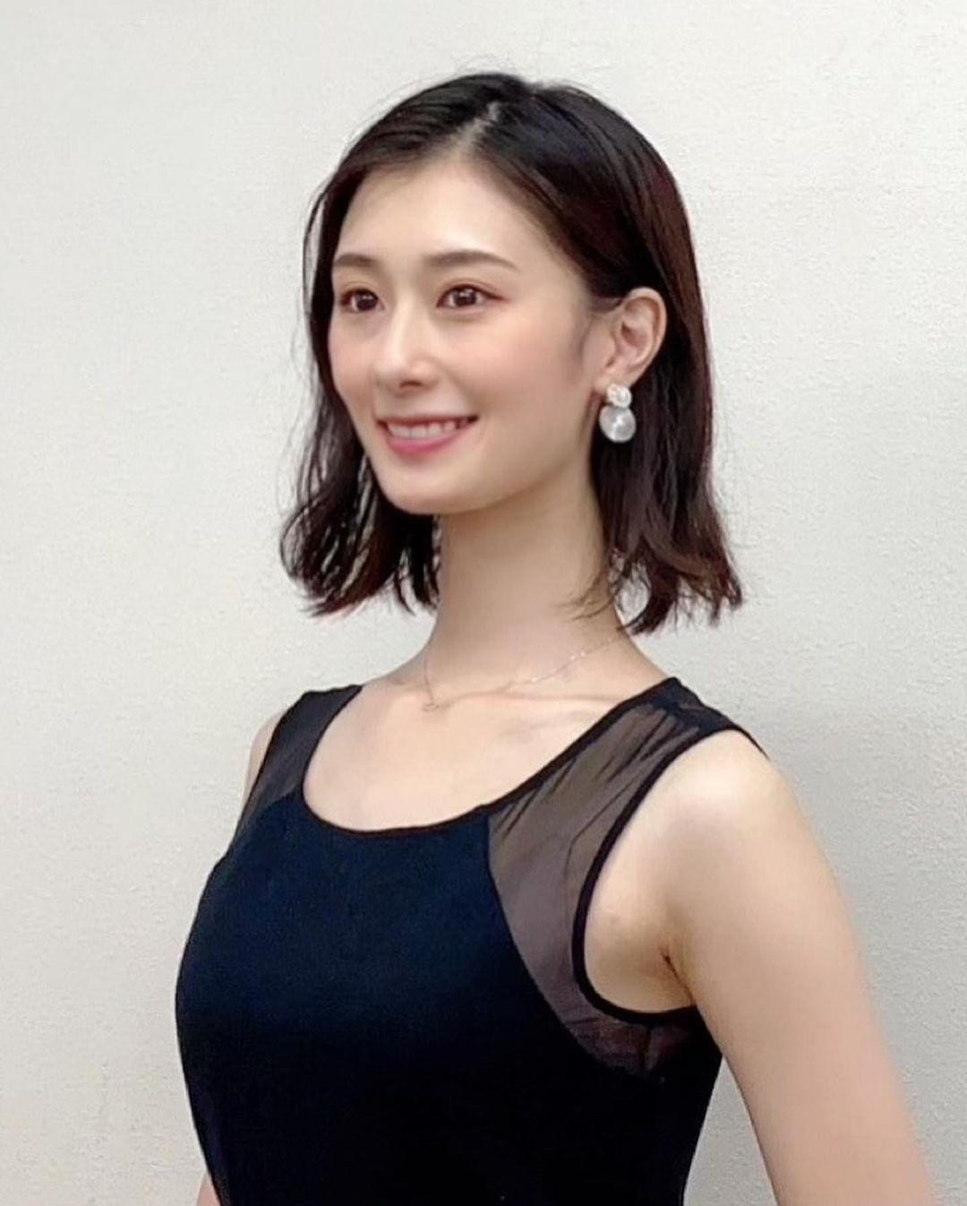 Ngay sau khi đăng quang, nhan sắc của tân Hoa hậu trở thành chủ đề trên nhiều diễn đàn sắc đẹp.