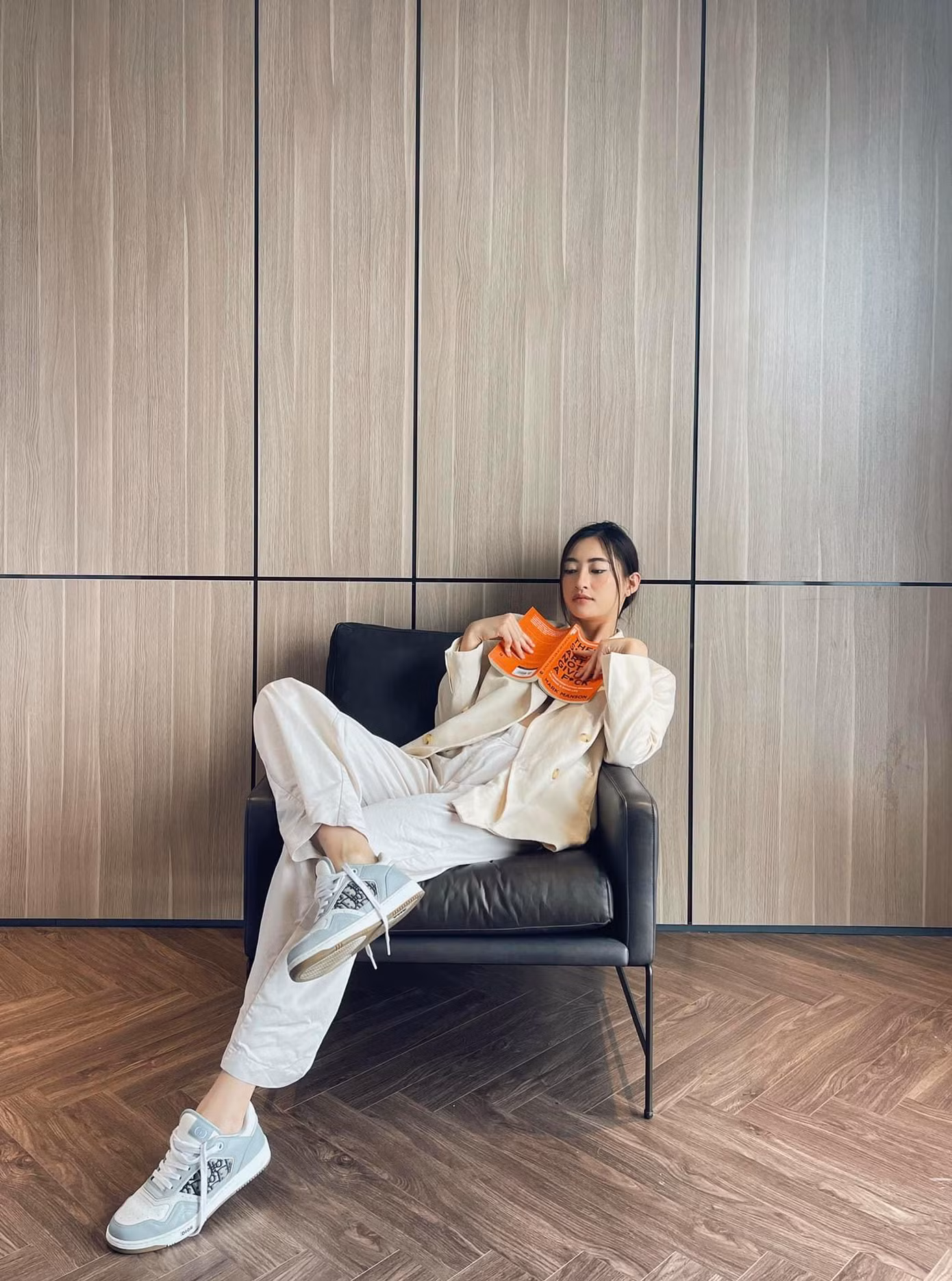 Hoa hậu Lương Thuỳ Linh diện trang phục menswear khoe cá tính khi ở nhà thực hiện giãn cách xã hội.