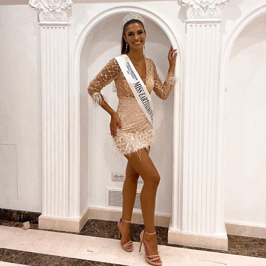 Nhan sắc của tân Hoa hậu Trái đất Kosovo được cư dân mạng đánh giá cao. Các diễn đàn sắc đẹp cùng dành cho cô nhiều lời khen ngợi. Nhan sắc của tân Hoa hậu Trái đất Kosovo được cư dân mạng đánh giá cao. Các diễn đàn sắc đẹp cùng dành cho cô nhiều lời khen ngợi.