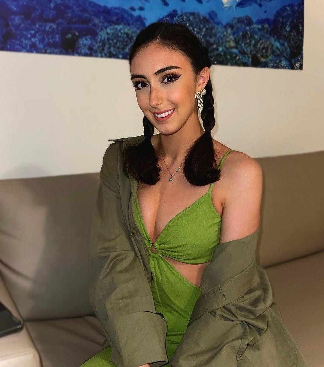 Tân Hoa hậu Hoà bình Pháp 2021 Elodie Sirulnick hiện đang nhận được nhiều đánh giá tích cực về ngoại hình và kỹ năng giao tiếp. Tân Hoa hậu Hoà bình Pháp 2021 Elodie Sirulnick hiện đang nhận được nhiều đánh giá tích cực về ngoại hình và kỹ năng giao tiếp.