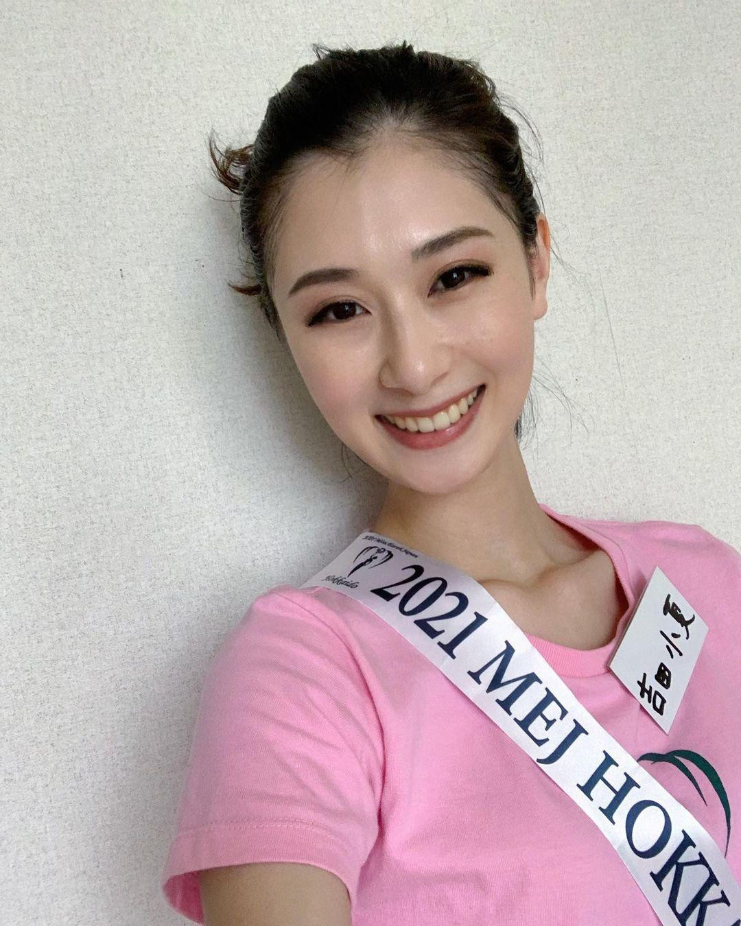 Nhiều ý kiến cho rằng nhan sắc của Konatsu Yoshida chỉ dừng ở mức xinh xắn, nhẹ nhàng nhưng có phần nhạt nhoà và không nổi bật so với các ứng viên khác của cuộc thi Miss Earth 2021.