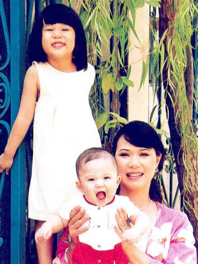 Á hậu Minh Phương hạnh phúc bên hai con.