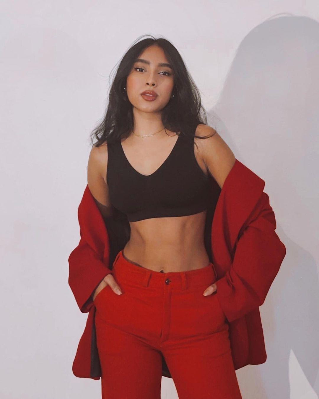 Evanjelin Elchmanar có niềm đam mê đặc biệt với tập luyện, chính vì thế cô sở hữu body cực kỳ săn chắc và quyến rũ.