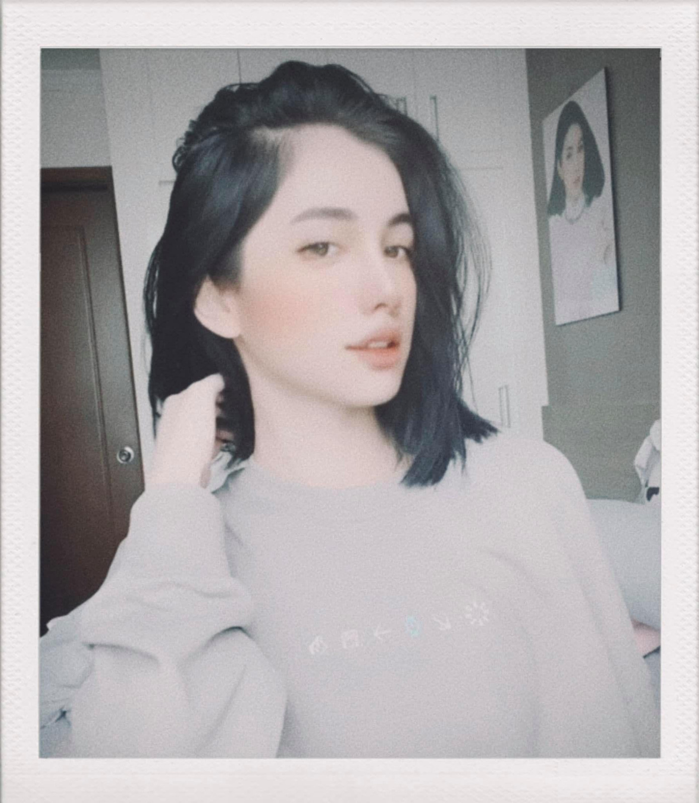 Người đẹp Cẩm Đan diện trang phục ngọt ngào, duyên dáng khi ở nhà giãn cách.