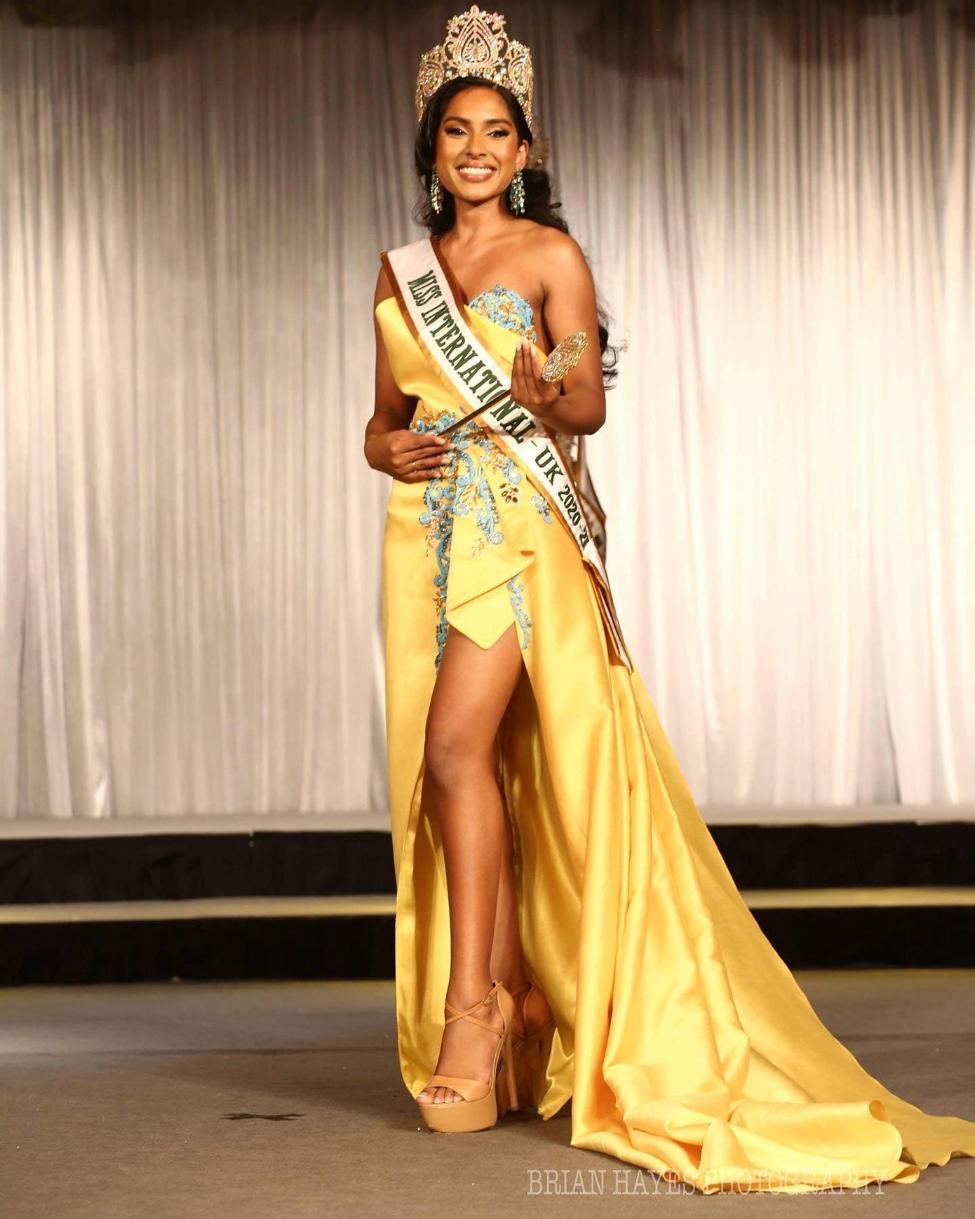 Tối 26/7 vừa qua, người đẹp Evanjelin Elchmanar đã được xướng tên ở ngôi vị cao nhất cuộc thi Miss International UK 2021 (Hoa hậu Quốc tế Anh 2021).