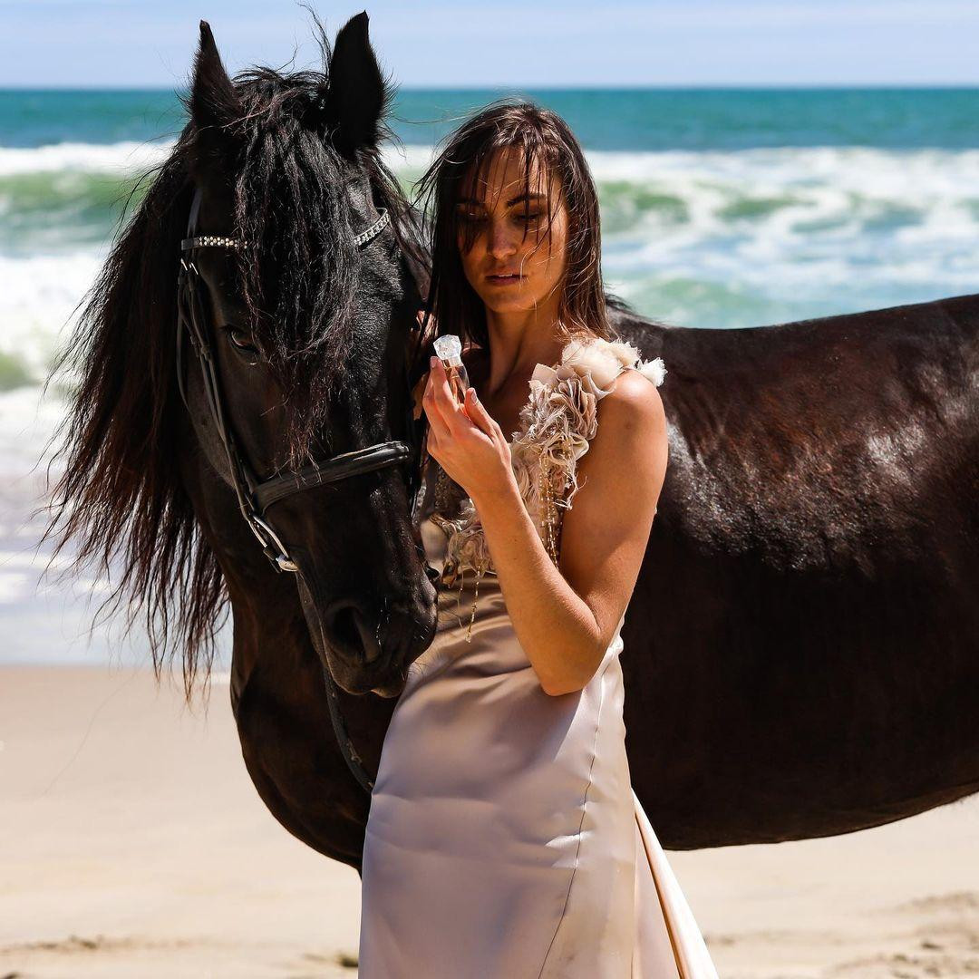 Tân Hoa hậu thế giới Namibia sở hữu chiều cao ấn tượng với gương mặt góc cạnh, cá tính.