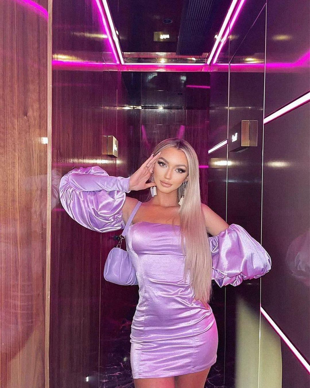 Ngoài đời, người đẹp có phong cách thời trang cũng rất ngọt ngào nhưng không kém phần quyến rũ. Ngoài đời, người đẹp có phong cách thời trang cũng rất ngọt ngào nhưng không kém phần quyến rũ.