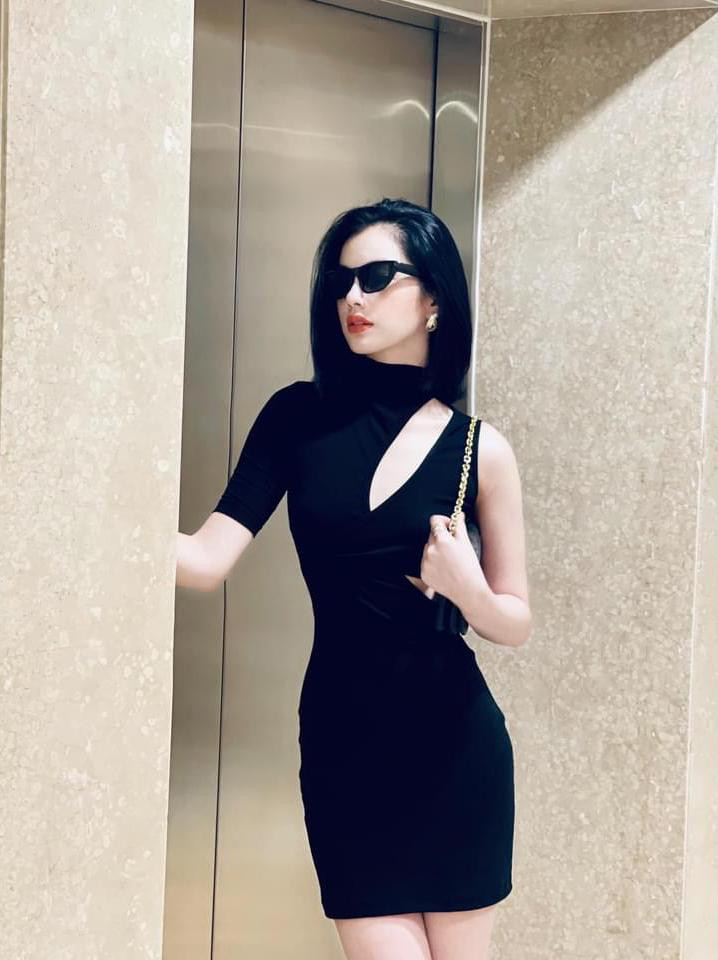 Cô diện bộ váy đen bó sát với chi tiết cắt xẻ lạ mắt, khoe đường cong quyến rũ.