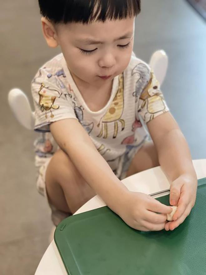 Á hậu Tú Anh khoe ảnh quý tử đáng yêu đang làm bánh ở nhà. Á hậu Tú Anh khoe ảnh quý tử đáng yêu đang làm bánh ở nhà.