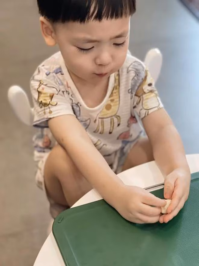 Á hậu Tú Anh khoe ảnh quý tử đáng yêu đang làm bánh ở nhà.