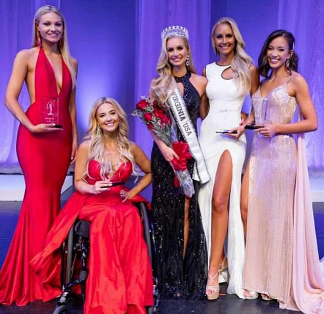 Mới đây, cuộc thi Hoa hậu bang Virginia 2021 khép lại với chiến thắng thuộc về Christina Thompson. Trong số top 3 thí sinh đoạt giải cao nhất, đáng chú ý là cô gái Madeline Delp khi giành được giải Á hậu 2. Madeline Delp là người khuyết tật, phải ngồi xe lăn từ năm 10 tuổi.