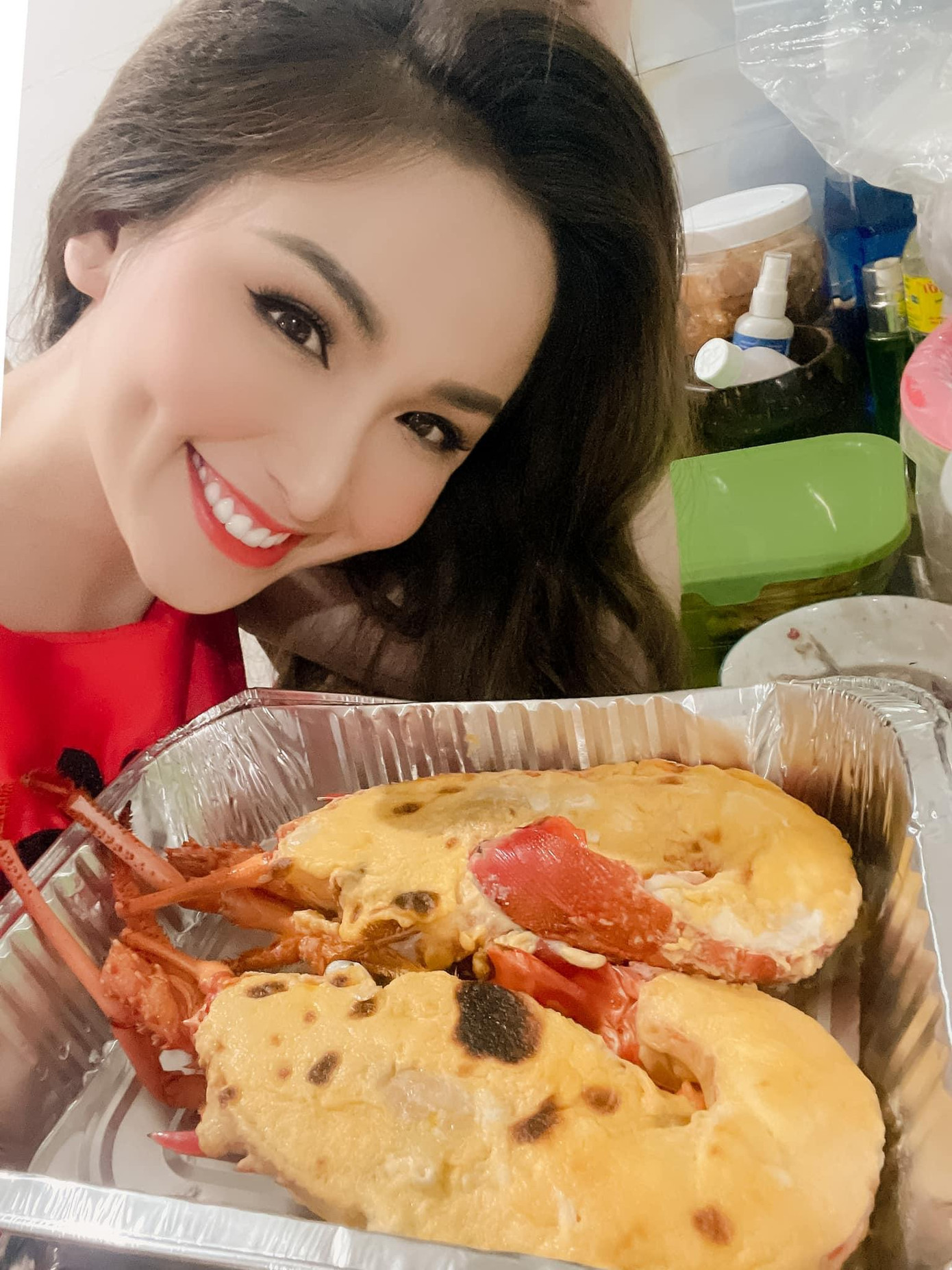 Hoa hậu Diễm Hương hào hứng với món tôm hùm bỏ lò khi cùng con trai ở nhà giãn cách. Hoa hậu Diễm Hương hào hứng với món tôm hùm bỏ lò khi cùng con trai ở nhà giãn cách.