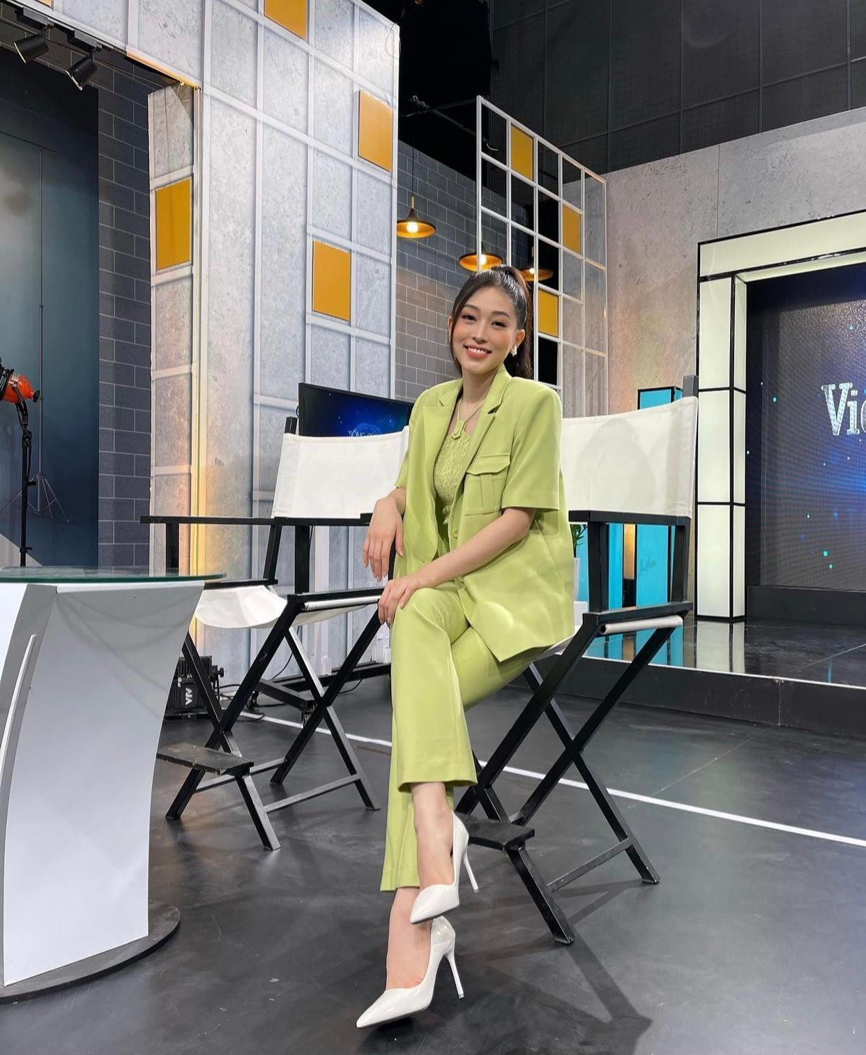 Á hậu Phương Nga diện vest xanh lịch lãm, duyên dáng khi tham gia một chương trình mới được phát sóng trên truyền hình. Á hậu Phương Nga diện vest xanh lịch lãm, duyên dáng khi tham gia một chương trình mới được phát sóng trên truyền hình.