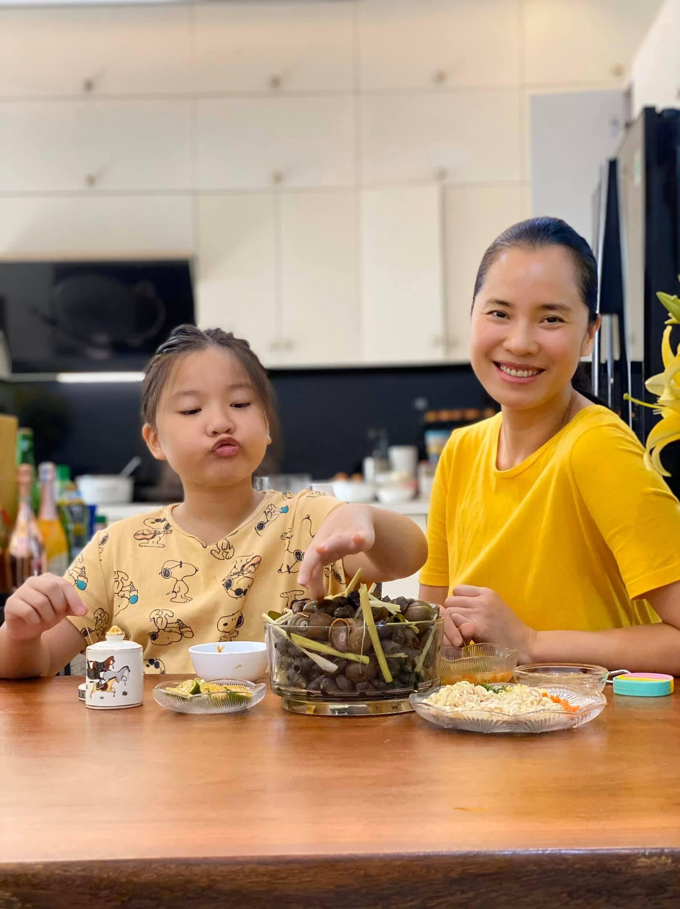 Á hậu Việt Nam 1998 Ngô Thuý Hà vui vẻ quây quần bên các con trong những ngày Hà Nội giãn cách.